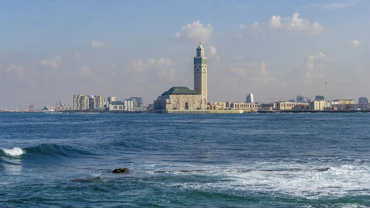 Vue de Casablanca depuis l’océan, avec la mosquée Hassan II à l’horizon