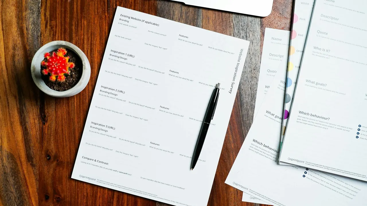 Formulaires administratifs et stylo posés sur un bureau en bois