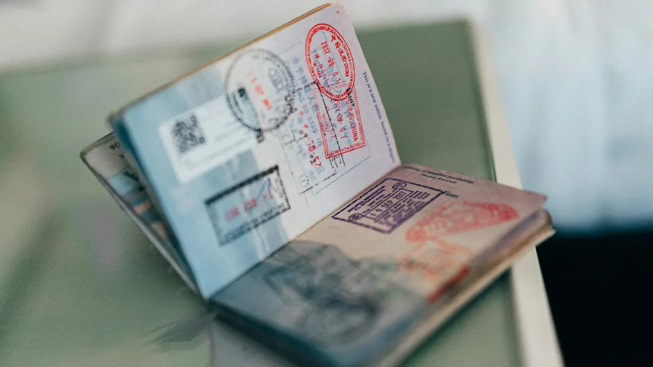 Passeport ouvert dont les pages portent de nombreux tampons de visa